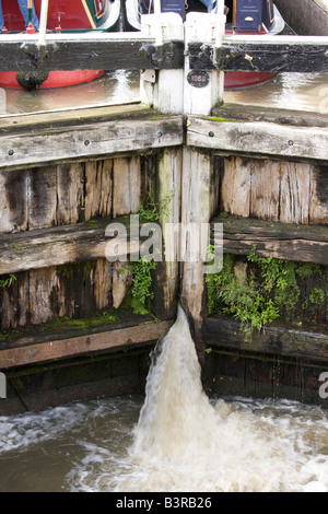 Wasser sprudelt durch Lücke im Kanal Schleusen Stockfoto