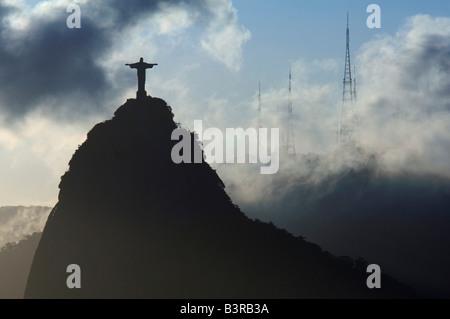 Die Statue von Christus dem Erlöser Silhouette bei Sonnenuntergang/Dämmerung an der Spitze des Berges Corcovado in Rio De Janeiro. Stockfoto