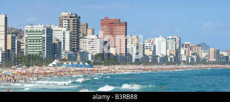 2 Bild Stich Panoramablick auf Strand von Ipanema in Rio De Janeiro in einer geschäftigen Urlaubszeit. Stockfoto