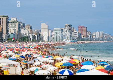 Eine komprimierte perspektivische Ansicht von einem überfüllten Strand von Ipanema in Rio De Janeiro in einer geschäftigen Urlaubszeit. Stockfoto