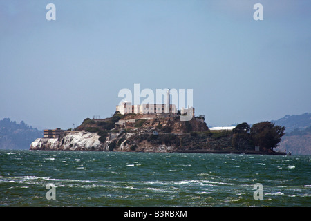 'The Rock', Alcatraz Island, wie beim Anflug auf die ehemalige Hochsicherheitsgefängnis Zuchthaus von der San Francisco Bay zu sehen. Stockfoto