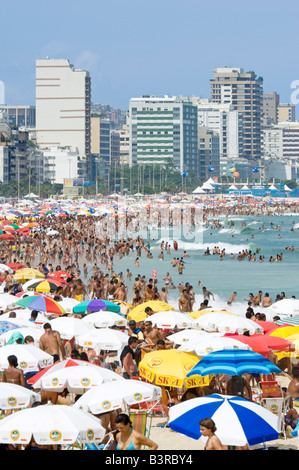 Eine komprimierte perspektivische Ansicht von einem überfüllten Strand von Ipanema in Rio De Janeiro in einer geschäftigen Urlaubszeit. Stockfoto