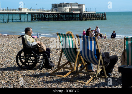 Rollstuhlfahrer am Strand von Worthing West Sussex England UK Stockfoto