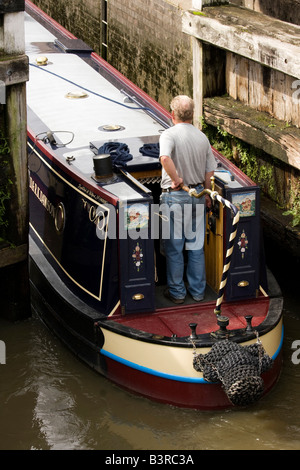 Mann, die Lenkung einen schmalen Kanal-Boot ins Schloss Stockfoto