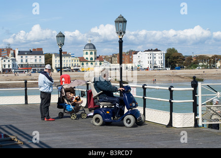 Mobilität Roller Benutzer auf dem Pier in Worthing West Sussex England Stockfoto