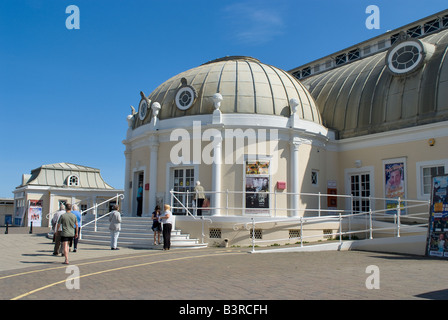 Pavilion Theatre außen auf Worthing Strandpromenade West Sussex England Stockfoto