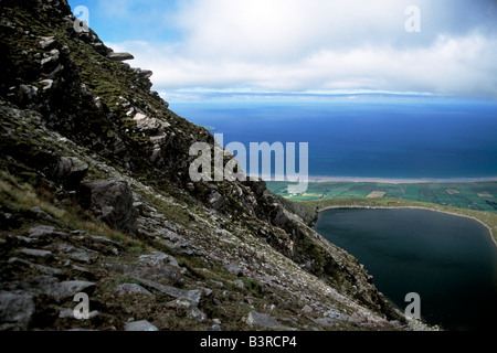 irische Berghang auf der Dingle-Halbinsel mit Süßwasser-See und das Atlantische Meer/Ozean jenseits Stockfoto