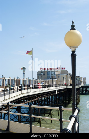 Der Pier und Strand von Worthing ein beliebter Badeort in West Sussex England Südengland Stockfoto