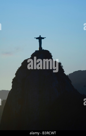 Die Statue von Christus dem Erlöser Silhouette bei Sonnenuntergang/Dämmerung an der Spitze des Berges Corcovado in Rio De Janeiro. Stockfoto