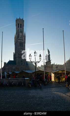 Grote Markt und Silhouette des Belfort Glockenturm in Brügge an einem Wintermorgen Stockfoto