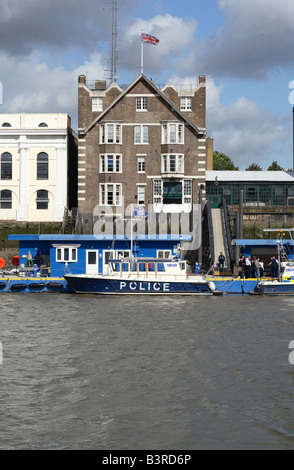 London Wapping Polizeistation auf der Themse ist Hauptquartier der Metropolitan Police Marine Support Unit mit Booten Stockfoto