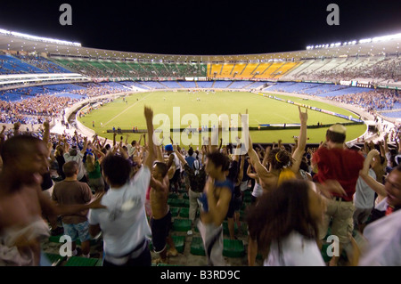 Lokale Brasilianer jubeln als Ziel ist bei einem Fußballspiel im Maracana Stadion in Rio zwischen Vasco und Fluminense erzielt. Stockfoto