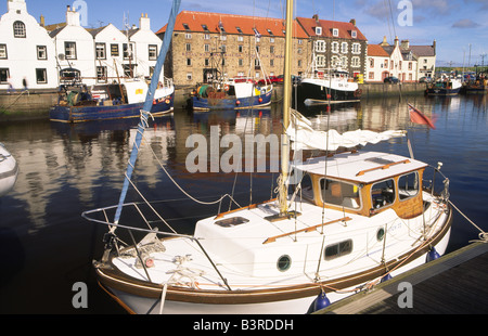 Angeln, Boote und Yachten festgemacht in ruhiger noch morgen in einem malerischen Eyemouth Hafen Berwickshire schottischen Grenzen Scotland UK Stockfoto