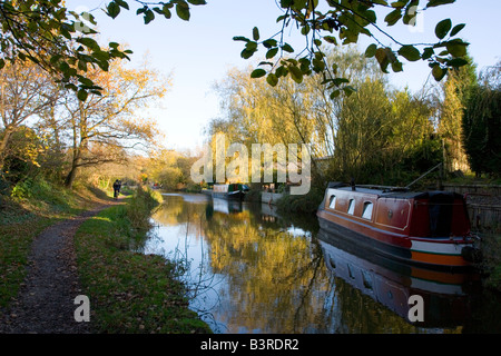 Blick auf schmale Boote vertäut am Macclesfield Kanal bei Miss Marple Stockfoto