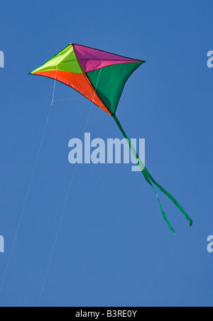 Bunte Drachen steigen lassen in einem reinen blauen Himmel, UK Stockfoto