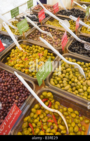 Eine Vielzahl von Oliven wird an einem Marktstand in Céret in Südfrankreich angeboten Stockfoto