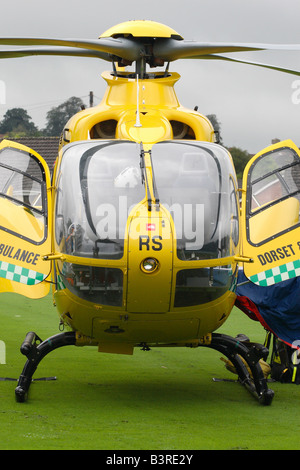 Air Ambulance Eurocopter EC 135 Helikopter aus Dorset und Somerset Air Ambulance warten darauf, den Patienten zu erhalten Stockfoto