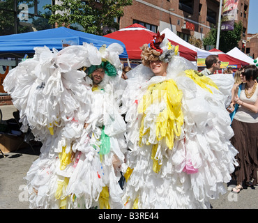 Plastische Abfallbeutel Männer, greenfest Philly 2008, Philadelphia, PA, USA Stockfoto