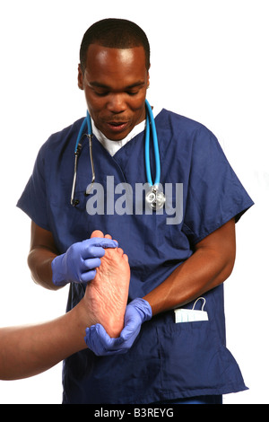 Junge männliche afrikanische amerikanische Arzt Überprüfung weiblicher Patient Plattfuß Stockfoto