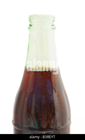 Glasflasche gefüllt mit Cola isoliert auf weißem Hintergrund Stockfoto