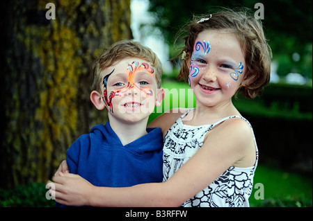 Bruder und Schwester zeigen stolz ihre Gesicht Bilder Stockfoto