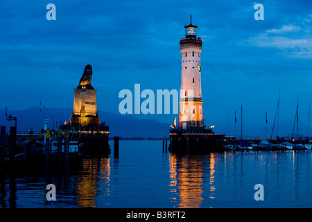 Leuchtturm und Hafen auf der Insel Lindau, Deutschland Stockfoto