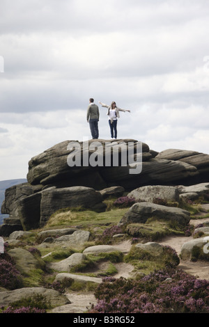 Jungen und Mädchen auf Felsen am Stanage Stockfoto