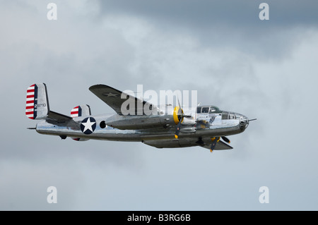 Alten WWII Bomber Flugzeug North American b-25 J Mitchell fliegen während einer Flugshow, Anchorage, Alaska, Usa Stockfoto