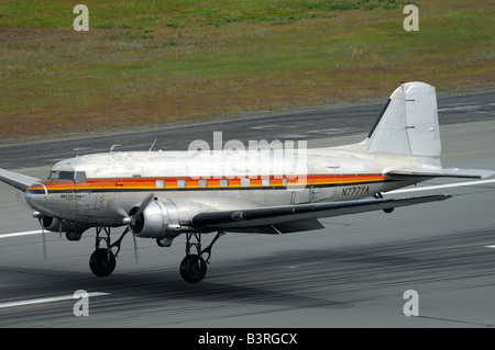 Altes Flugzeug Douglas DC-3 Dakota Landung auf der Piste während der Arctic Thunder Airshow 2008 - Anchorage - Alaska-USA Stockfoto