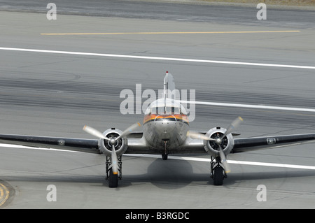 Altes Flugzeug Douglas DC-3 Dakota laufen auf dem Taxiway während der Arctic Thunder Airshow 2008 - Anchorage - Alaska-USA Stockfoto