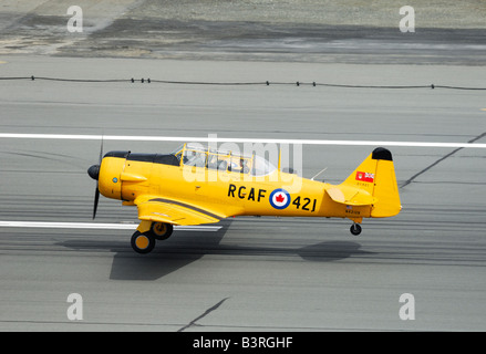 Alten Trainer Flugzeug North American AT-6 Texan ausziehen auf dem Laufsteg bei einer Airshow in Alaska Stockfoto