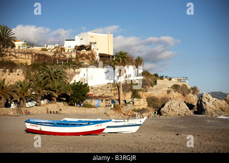 Angelboote/Fischerboote am Strand von Nerja an der Costa Del Sol in Spanien Stockfoto