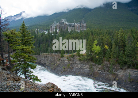 Banff Springs Hotel mit Bow River - Banff, Alberta, Kanada Stockfoto