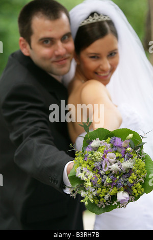 Zuzana Braut und Bräutigam Rasto Slowakei mit einem Blumenstrauß Stockfoto