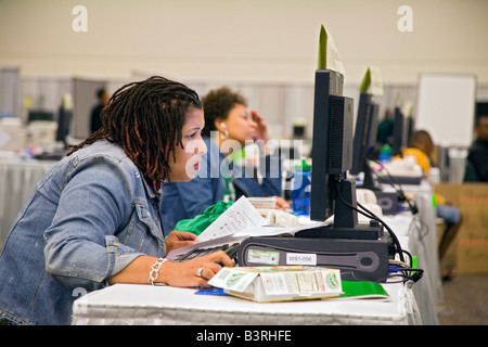 Büroangestellter konzentriert sich auf Computer-Bildschirm Stockfoto