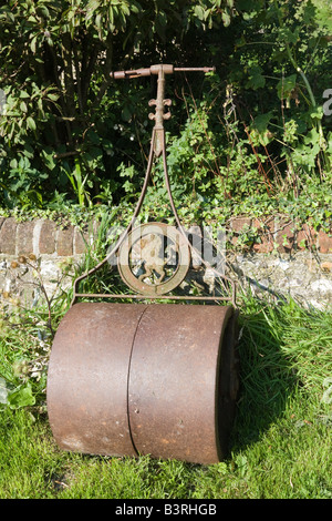 Garten Roller gegen eine niedrige Mauer gelehnt Stockfoto