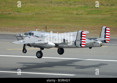 Alten WWII Bomber Flugzeug North American b-25 J Mitchell ausziehen während einer Flugshow, Anchorage, Alaska, Usa Stockfoto