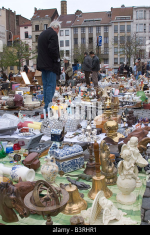Place du Jeu de Balle täglich einen Flohmarkt verkauft eine breite Palette von neuen und gebrauchten Gegenstände, Marolles Viertel, Brüssel, Belgien Stockfoto