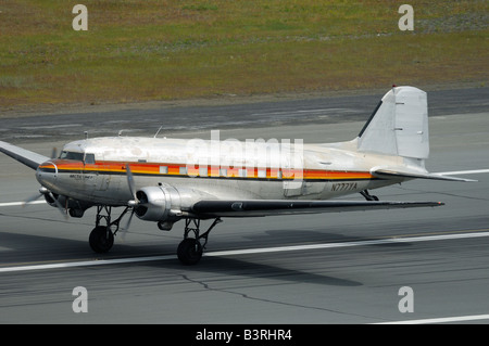 Altes Flugzeug Douglas DC-3 Dakota ausziehen während der Arctic Thunder Airshow 2008 - Anchorage - Alaska-USA Stockfoto