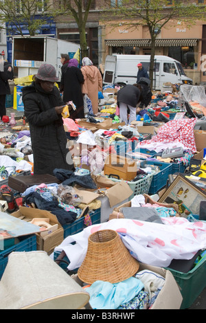 Place du Jeu de Balle täglich einen Flohmarkt verkauft eine breite Palette von neuen und gebrauchten Gegenstände, Marolles Viertel, Brüssel, Belgien Stockfoto