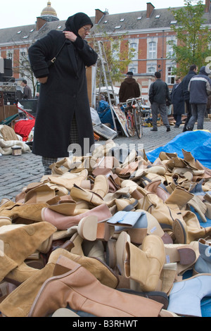 Place du Jeu de Balle täglich einen Flohmarkt verkauft eine breite Palette von neuen und gebrauchten Gegenstände, Marolles Viertel, Brüssel, Belgien Stockfoto