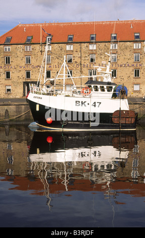 Königlichen nationalen Mission Deep Sea Fischer Fischerboot auf einem ruhigen noch morgen in Eyemouth Hafen schottischen Grenzen UK Stockfoto