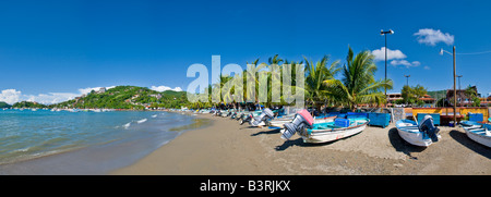 Panorama von Strand mit Fischerbooten auf Playa Principal in Zihuatanejo Mexiko. Stockfoto