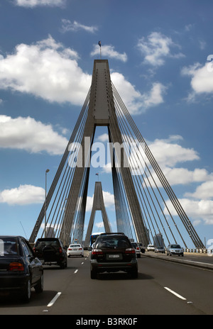 ANZAC Bridge Sydney Skyline Stadt Hafen Autos Autobahn Verkehr Pylonen Struktur Autofahren Vehciles Motorrad Expressway Autobahn Stockfoto