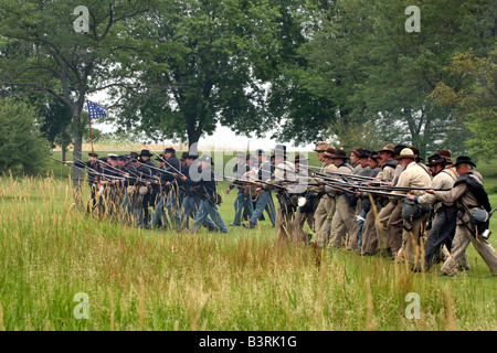 Konföderierten und Unionssoldaten voran in Richtung der Menge am Lager Civil War Reenactment Stockfoto