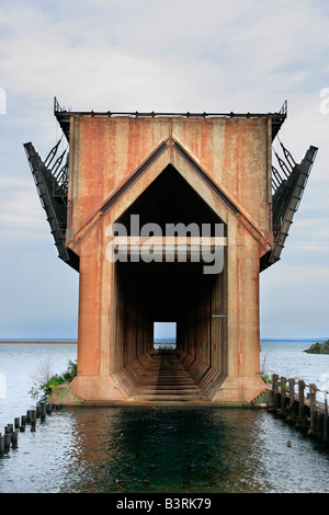 Das Lower Harbor Ore Dock historische Wahrzeichen am Lake Superior in Marquette Upper Peninsula Michigan MI Great Lakes Vertikalformat USA Hi-res Stockfoto