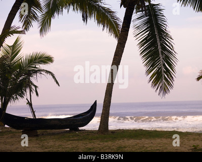 Kanu am Strand, Arabisches Meer, Kerala, Indien Stockfoto