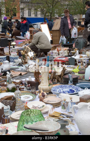 Place du Jeu de Balle täglich einen Flohmarkt verkauft eine breite Palette von neuen und gebrauchten Gegenstände, Marolles Viertel, Brüssel, Belgien Stockfoto