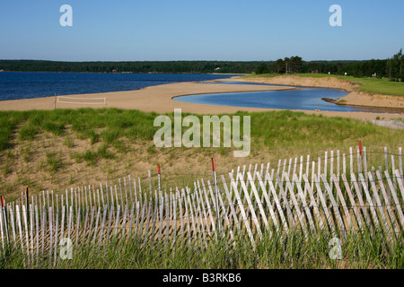 Blick auf den AuTrain Beach Lake Superior auf der Upper Peninsula Michigan in den USA Great Lakes mit Wasserlandschaft über dem Himmel von oben horizontal hochauflösenden Stockfoto