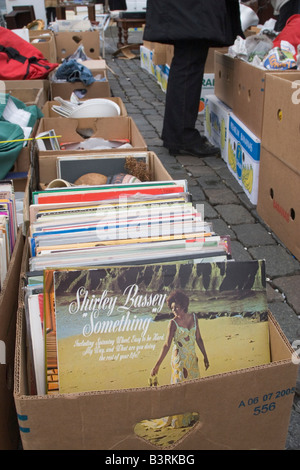 Place du Jeu de Balle täglich einen Flohmarkt verkauft eine breite Palette von neuen und gebrauchten Gegenstände, Marolles Viertel, Brüssel, Belgien Stockfoto